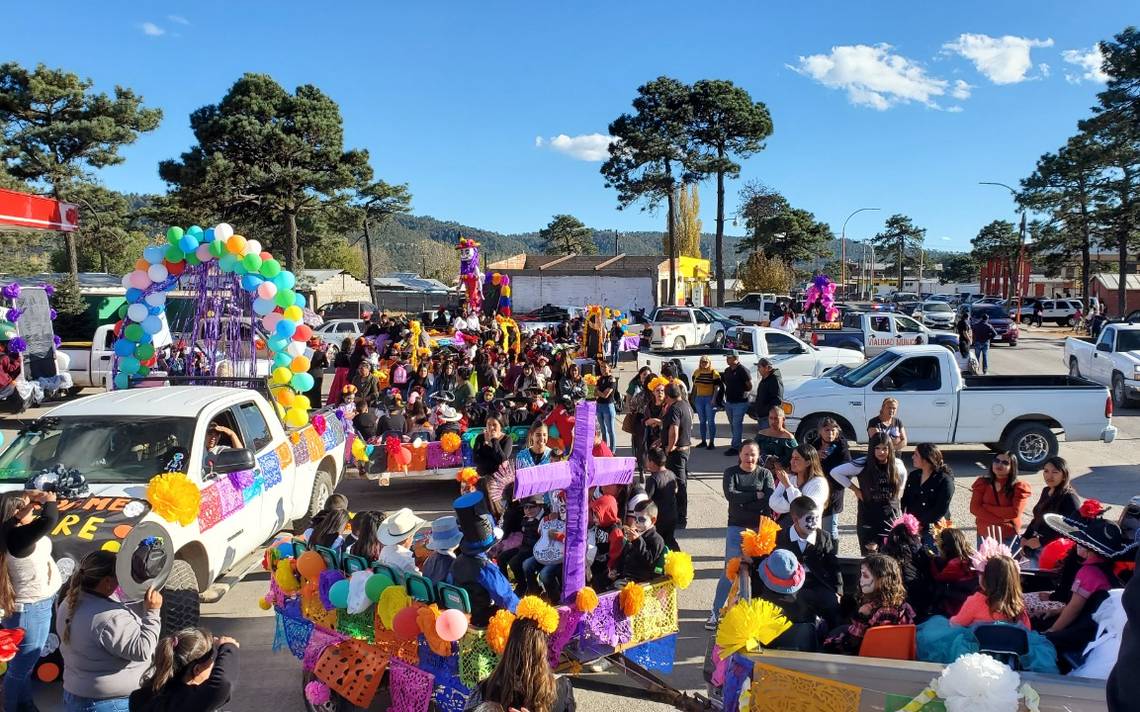 Disfrutan miles del primer desfile de la Feria del Hueso en San Juanito